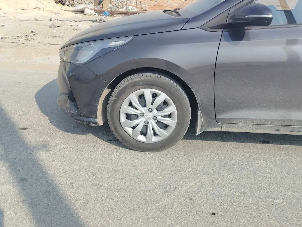 Car image 9