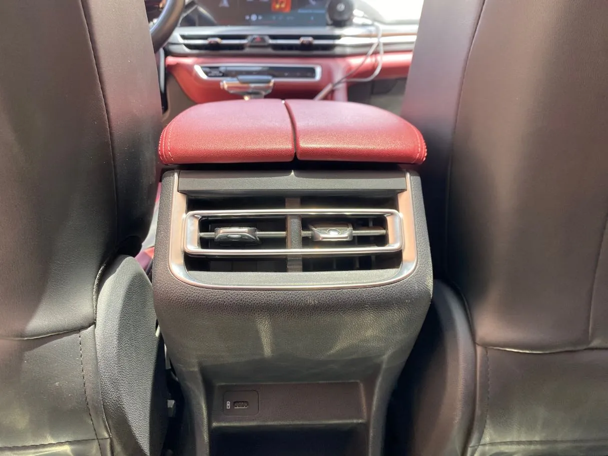 Car image 26