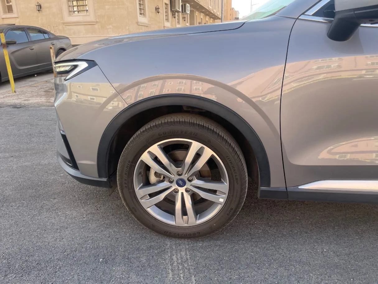 Car image 9