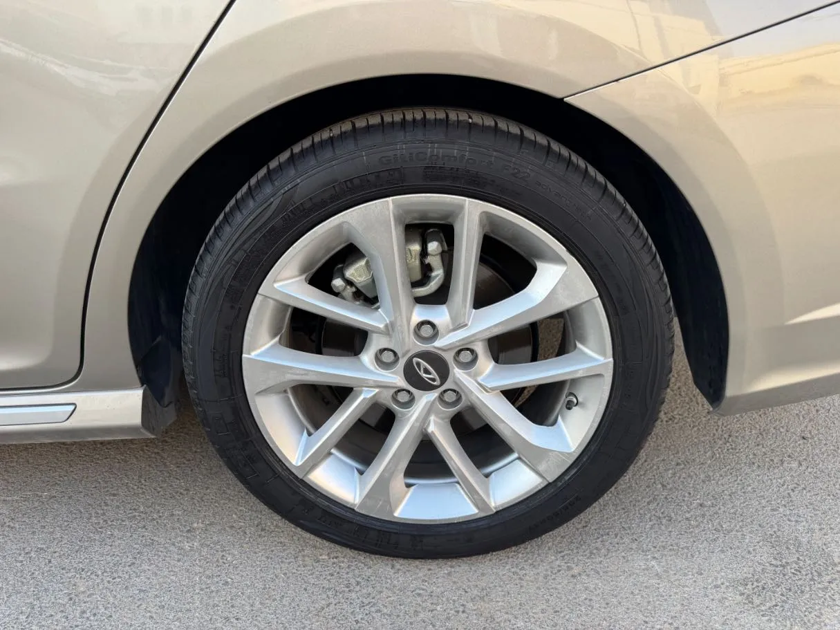 Car image 9
