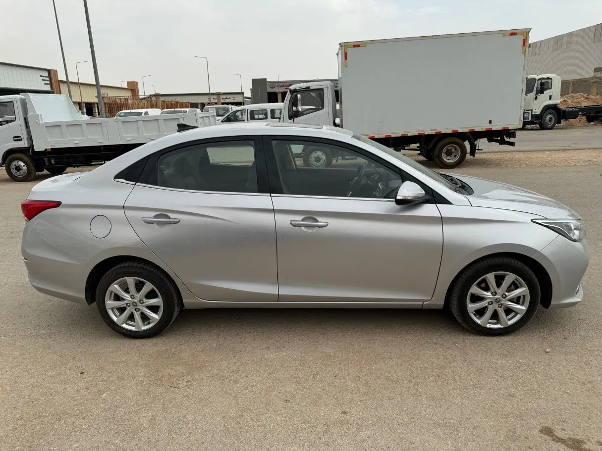 Car image 4