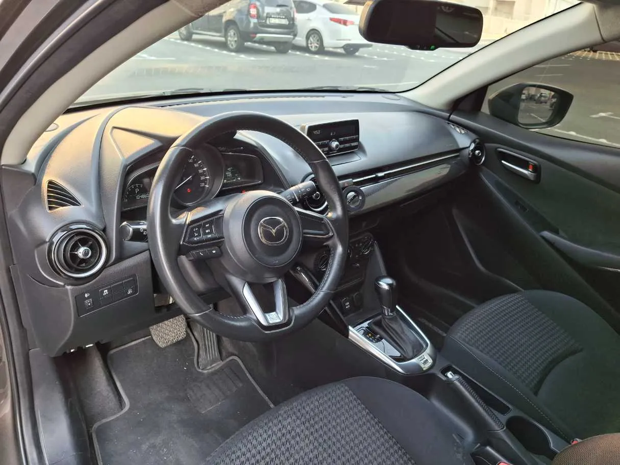 Car image 11