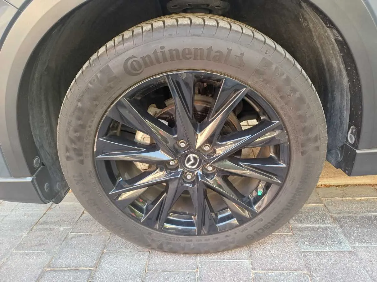 Car image 9