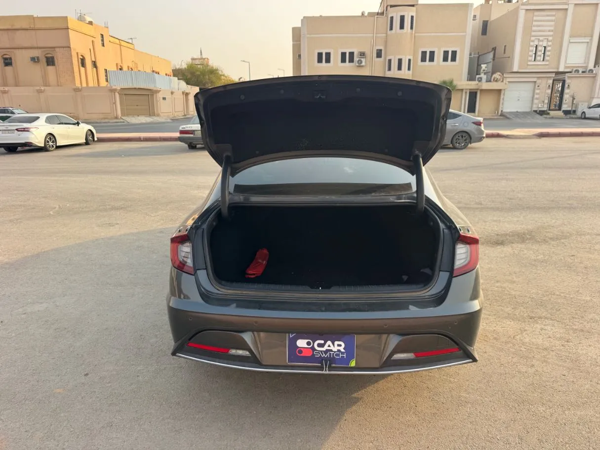 Car image 19