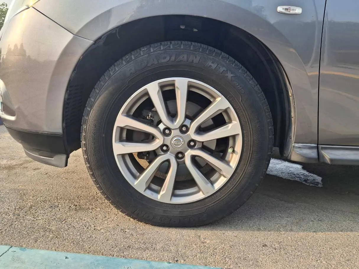 Car image 9