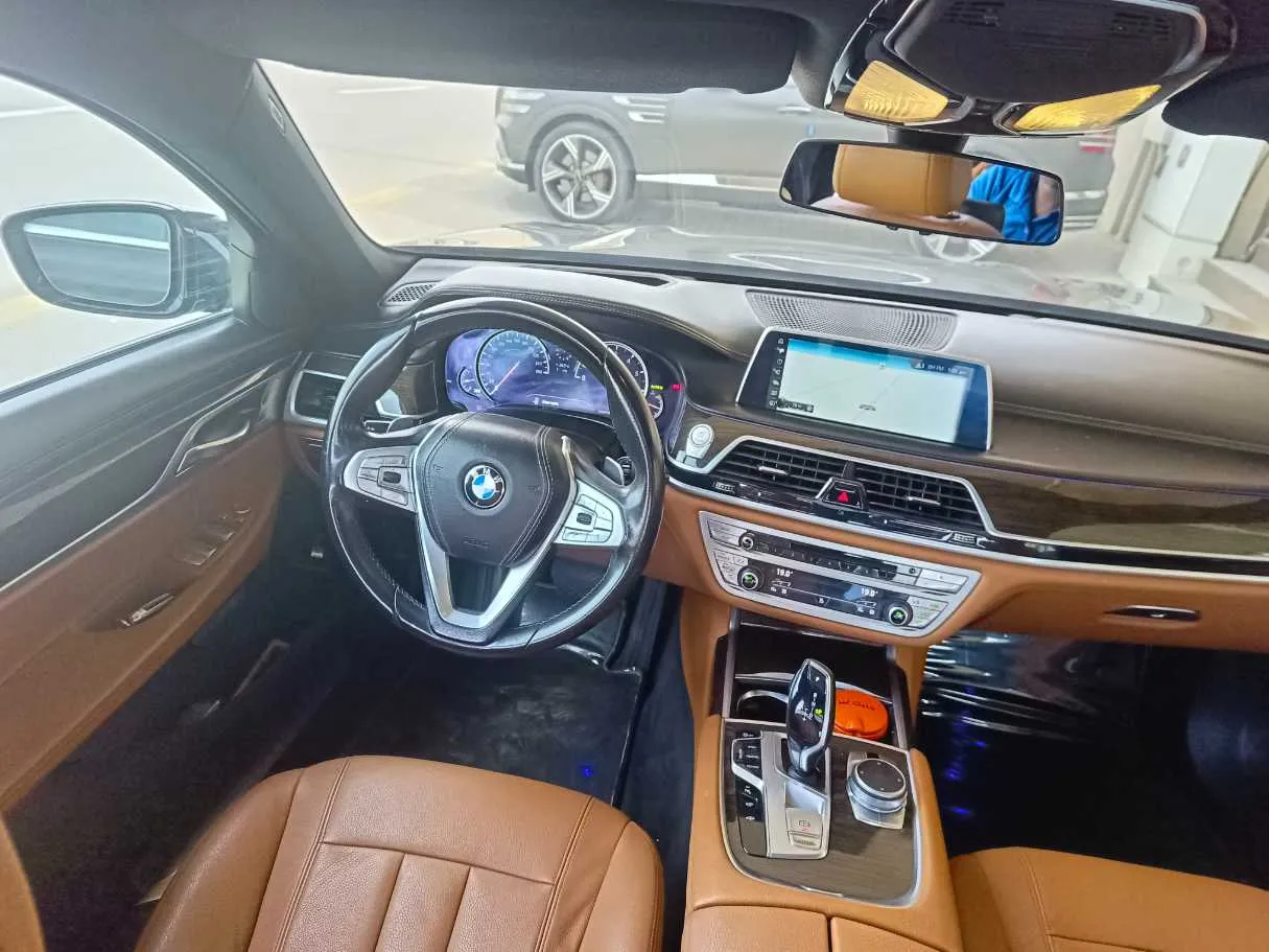 Car image 19