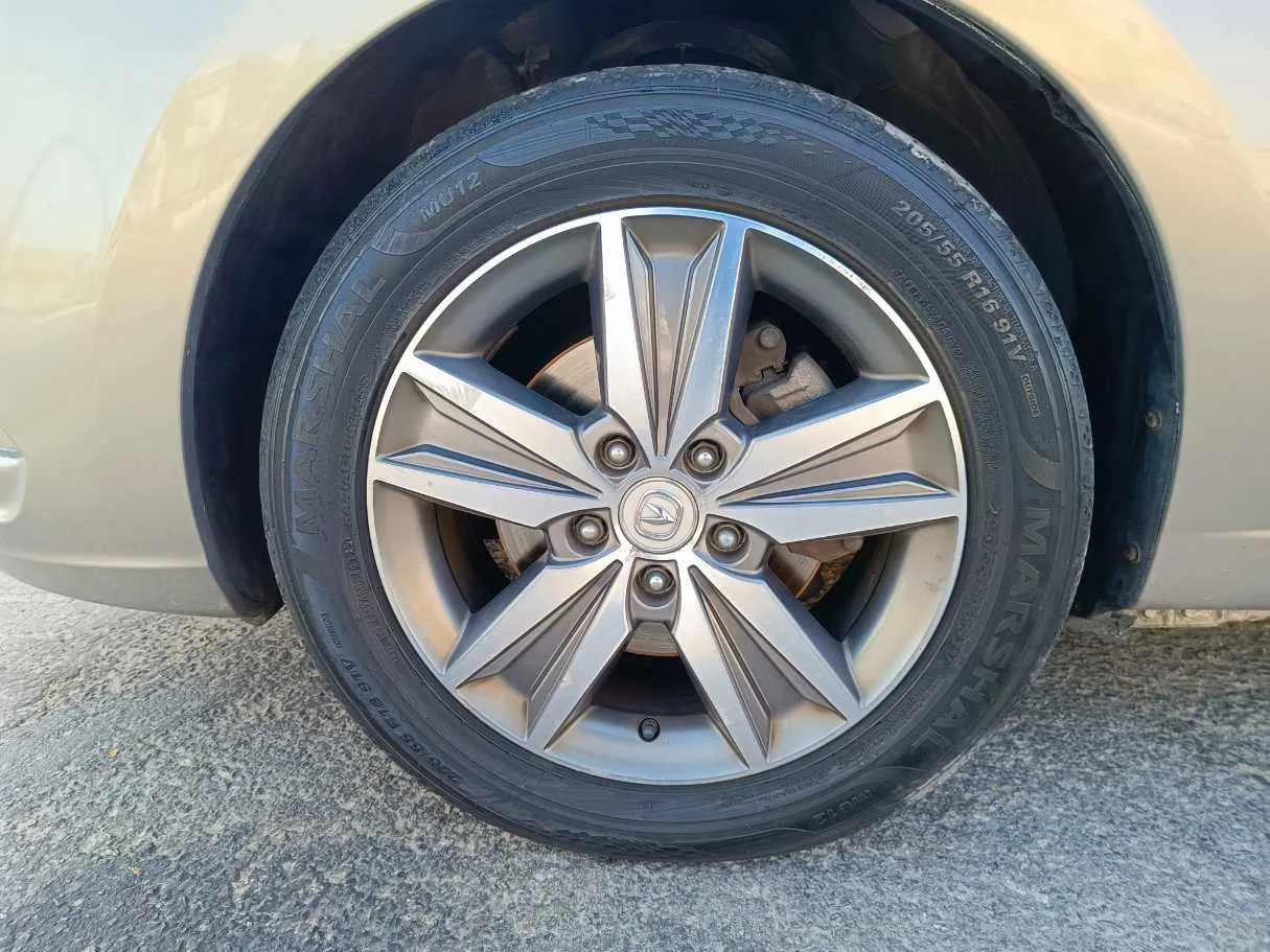 Car image 10