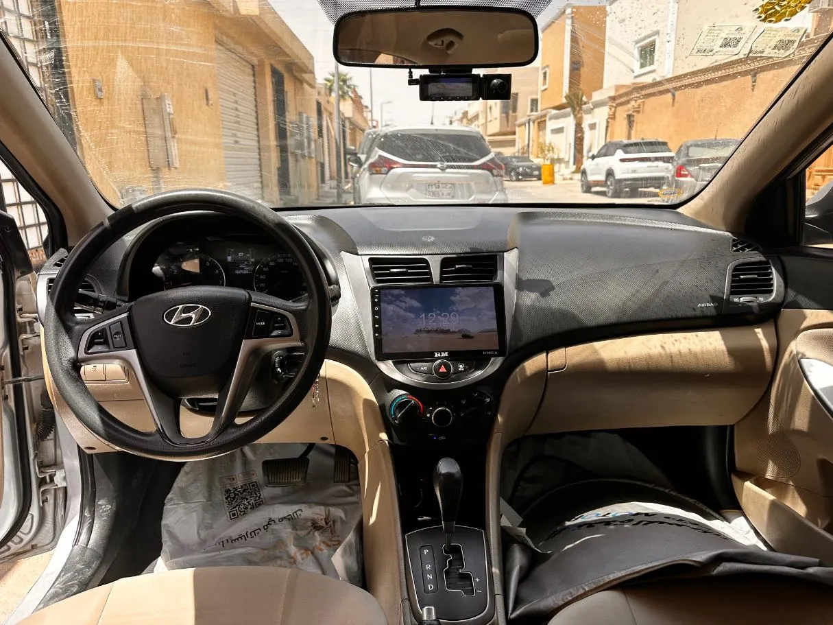 Car image 14