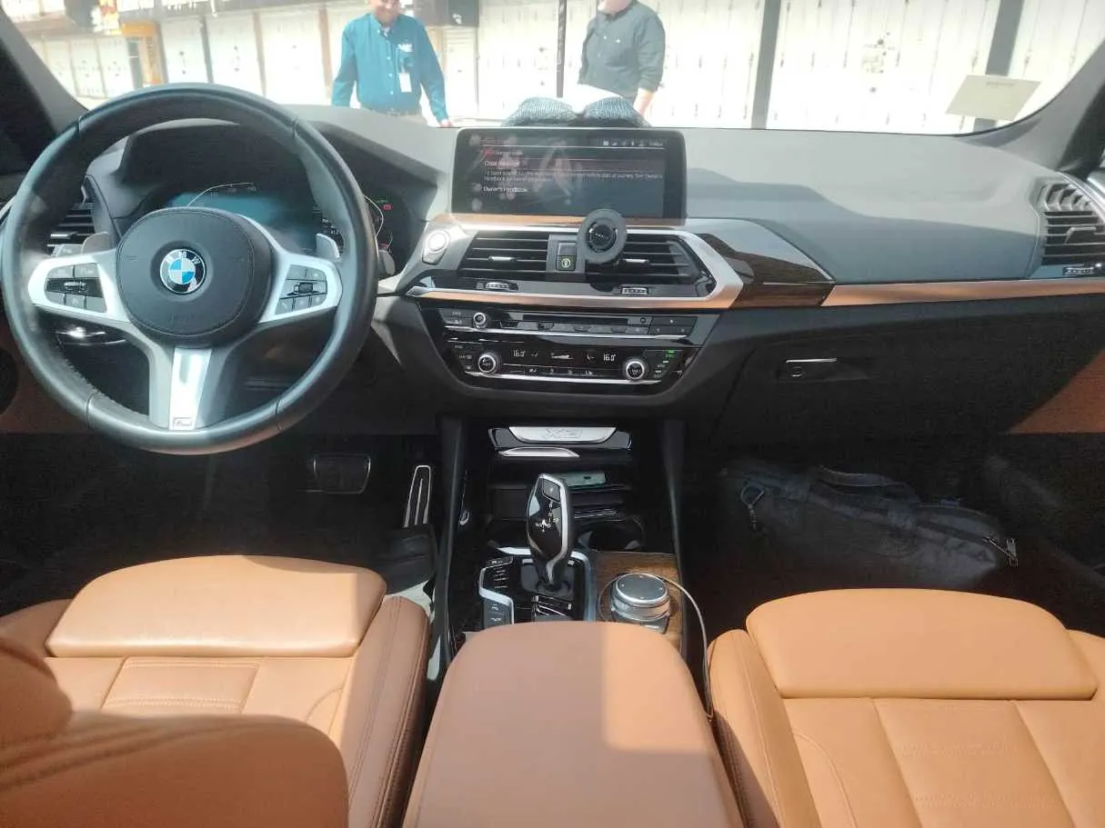Car image 18