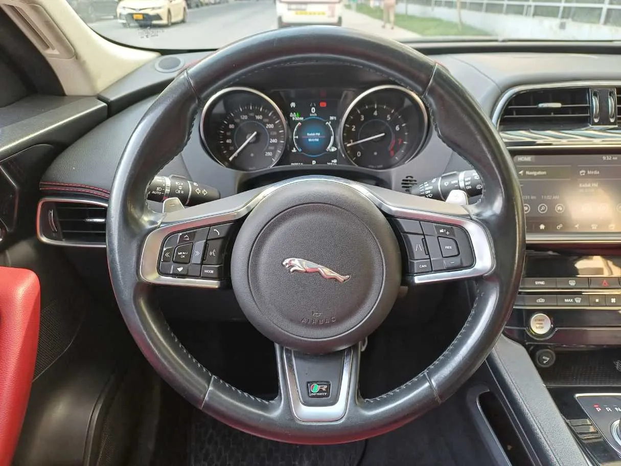 Car image 14
