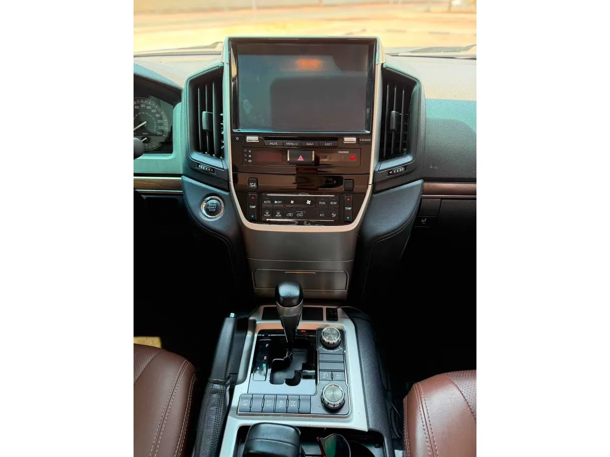 Car image 30