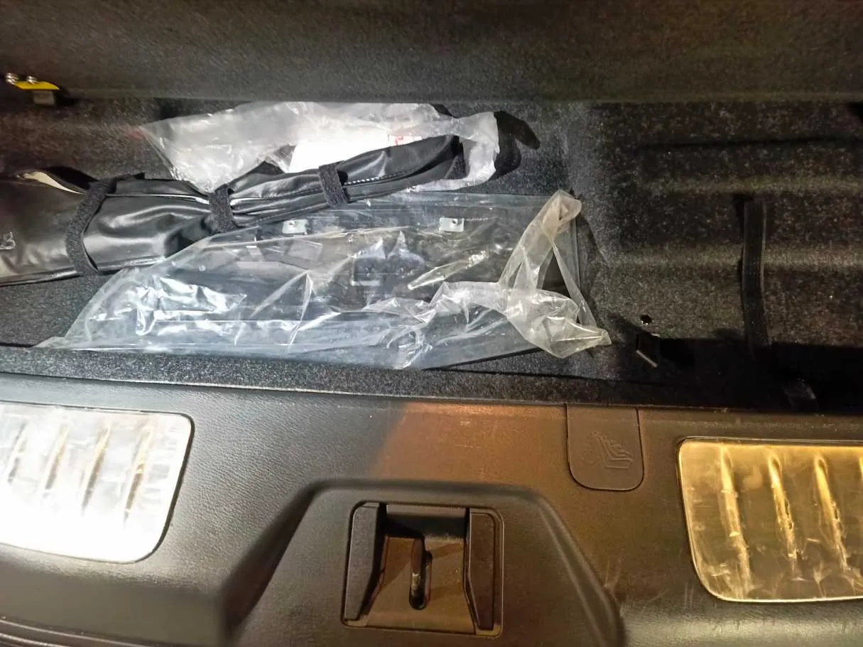 Car image 30
