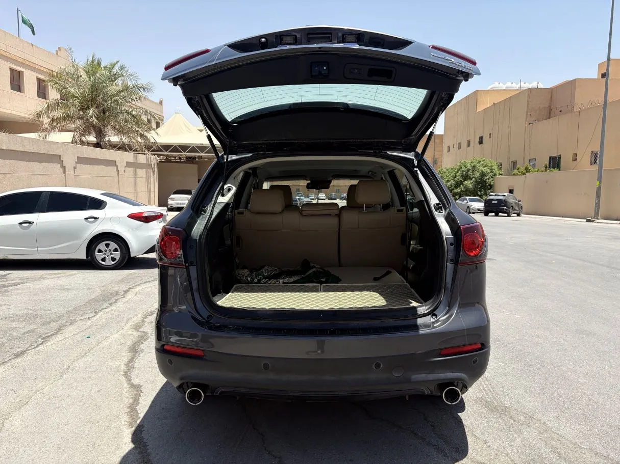 Car image 24