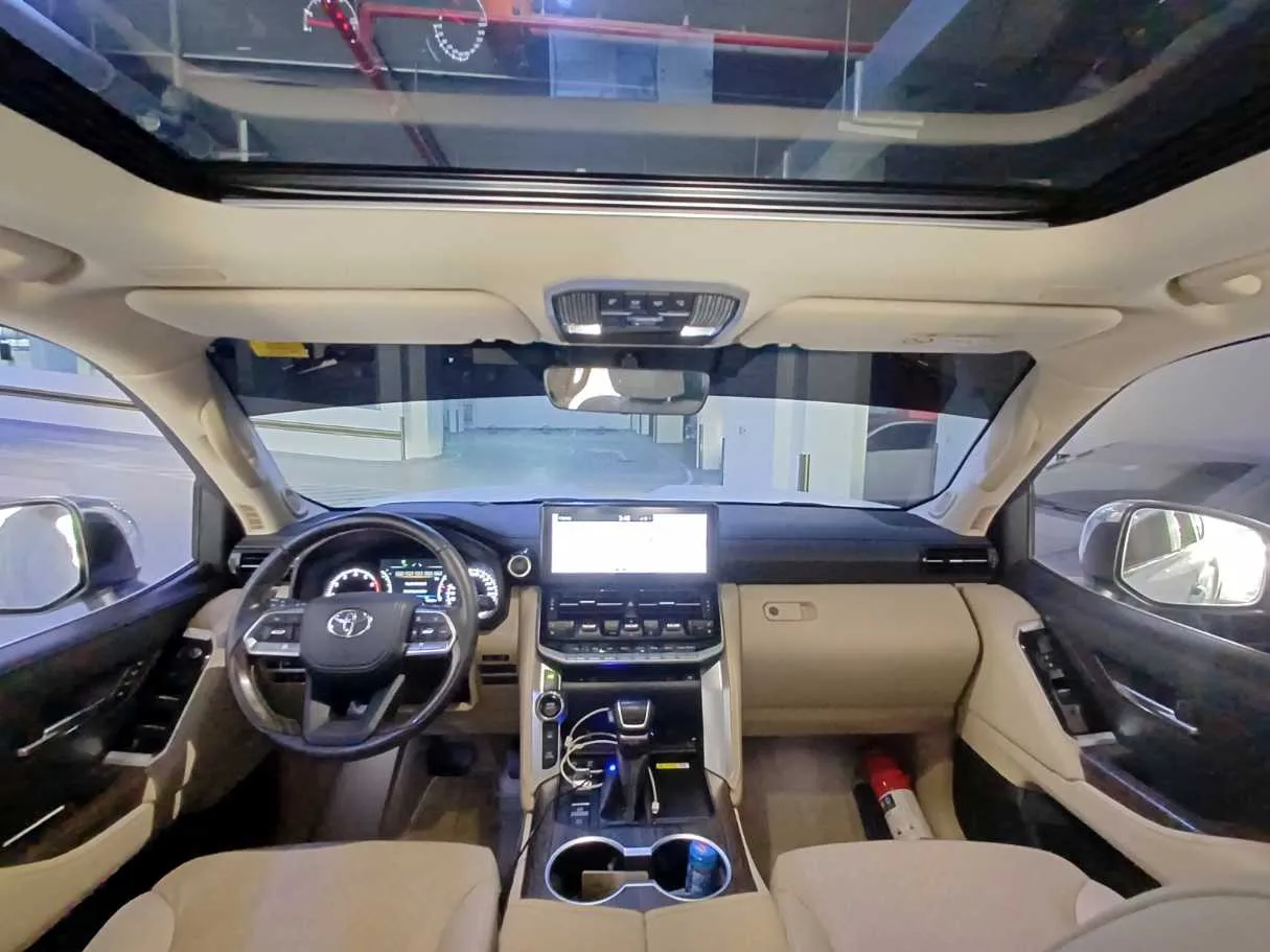 Car image 17