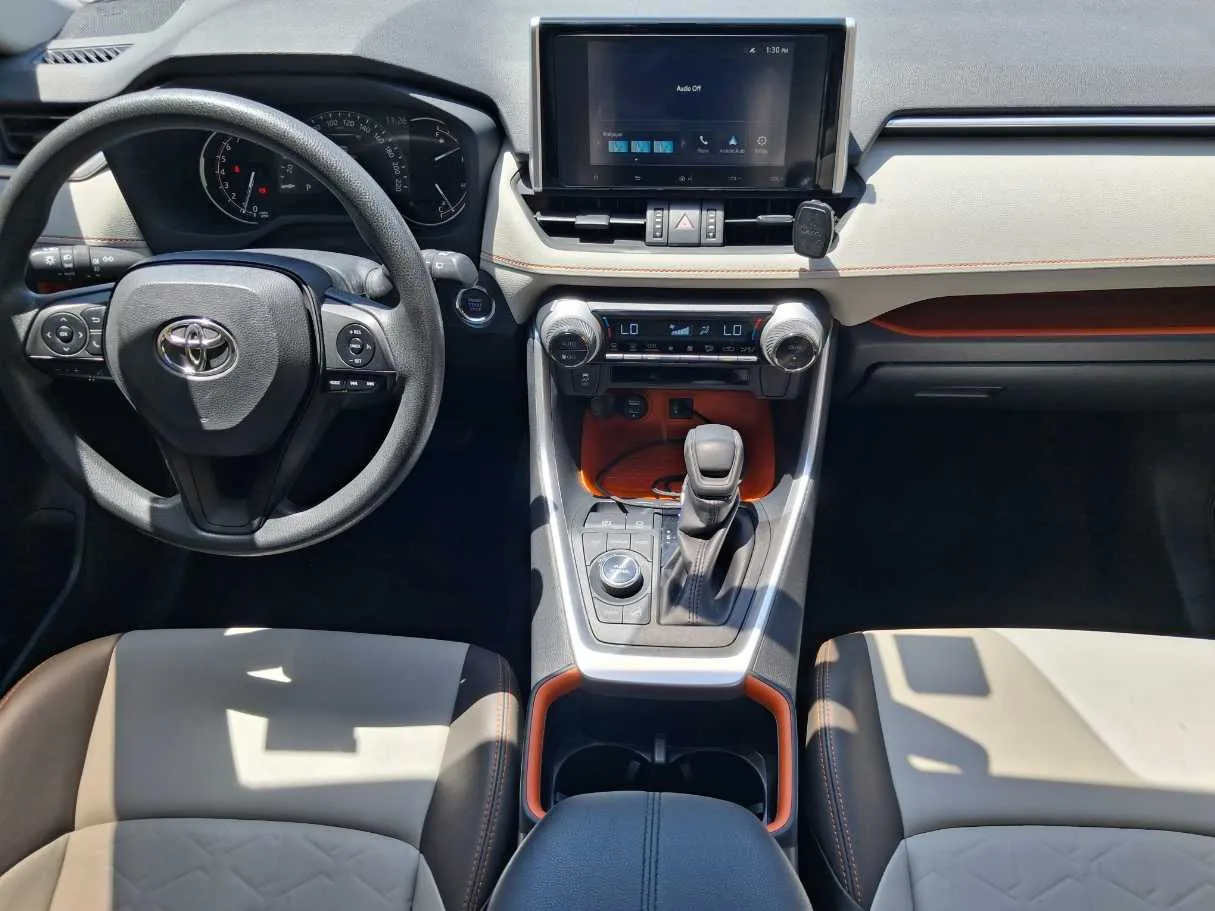 Car image 16