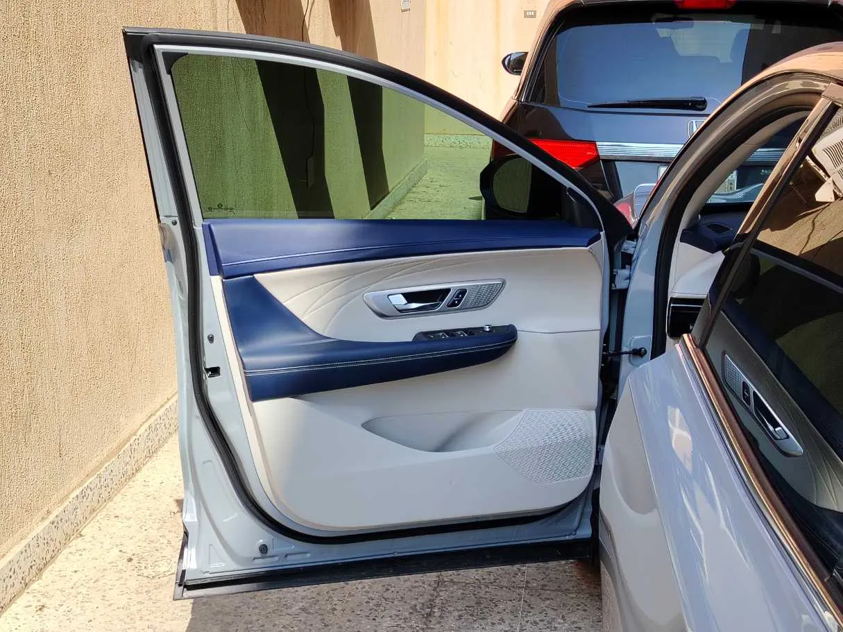 Car image 11