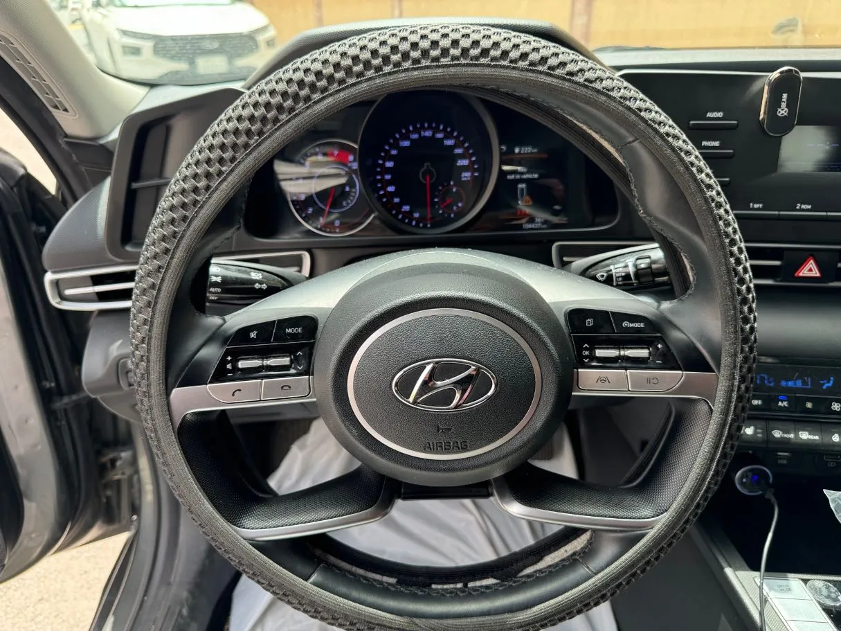 Car image 19