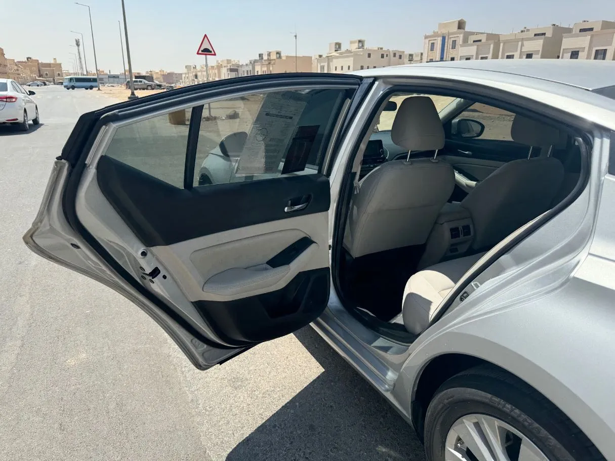 Car image 14