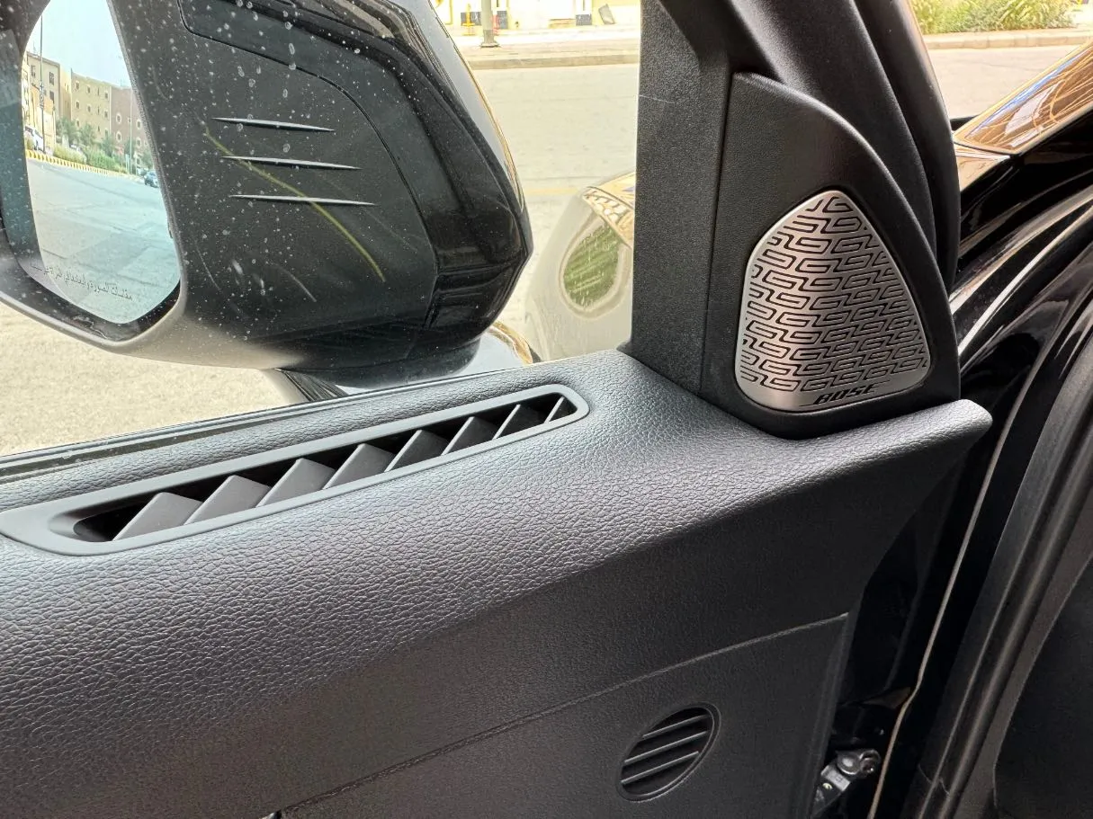 Car image 23