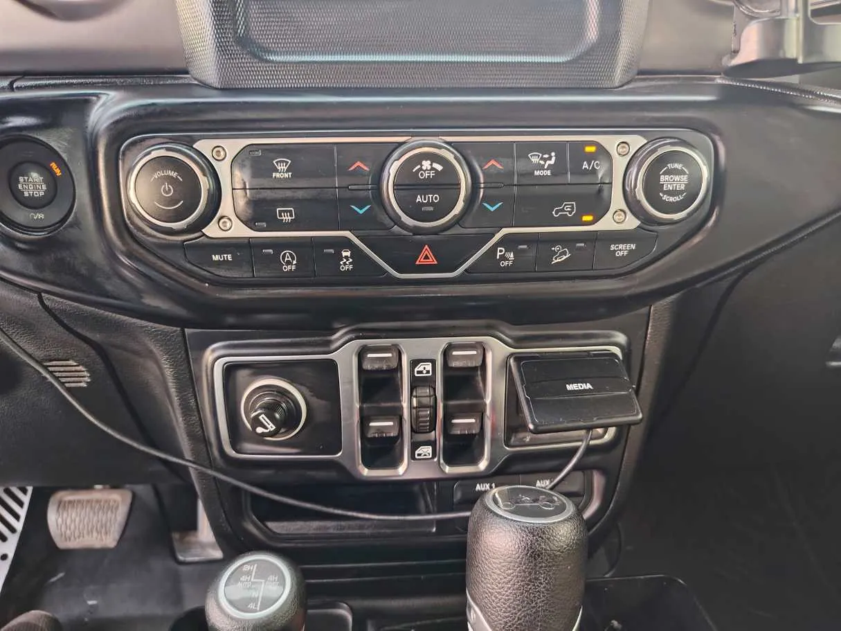 Car image 25