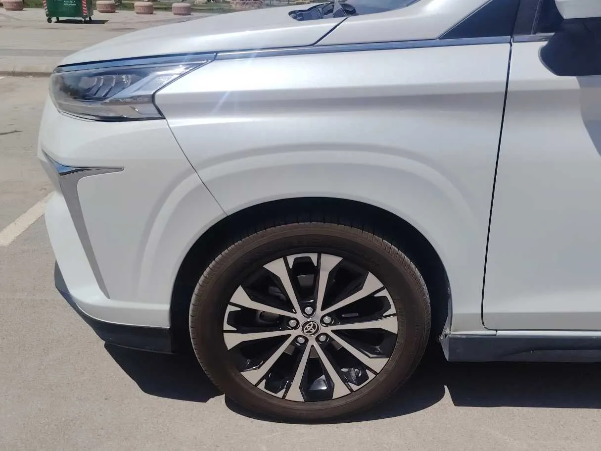 Car image 8
