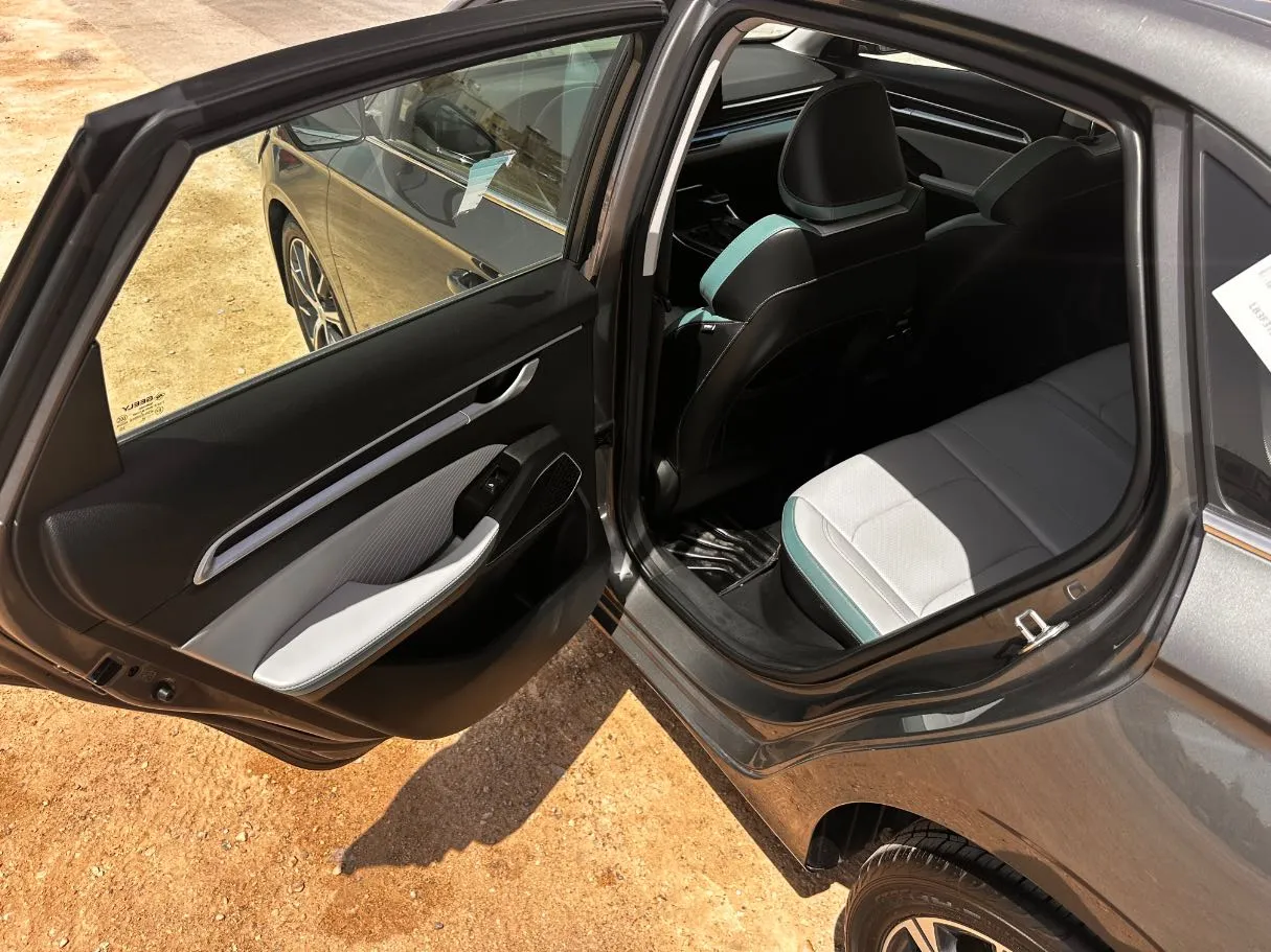 Car image 13