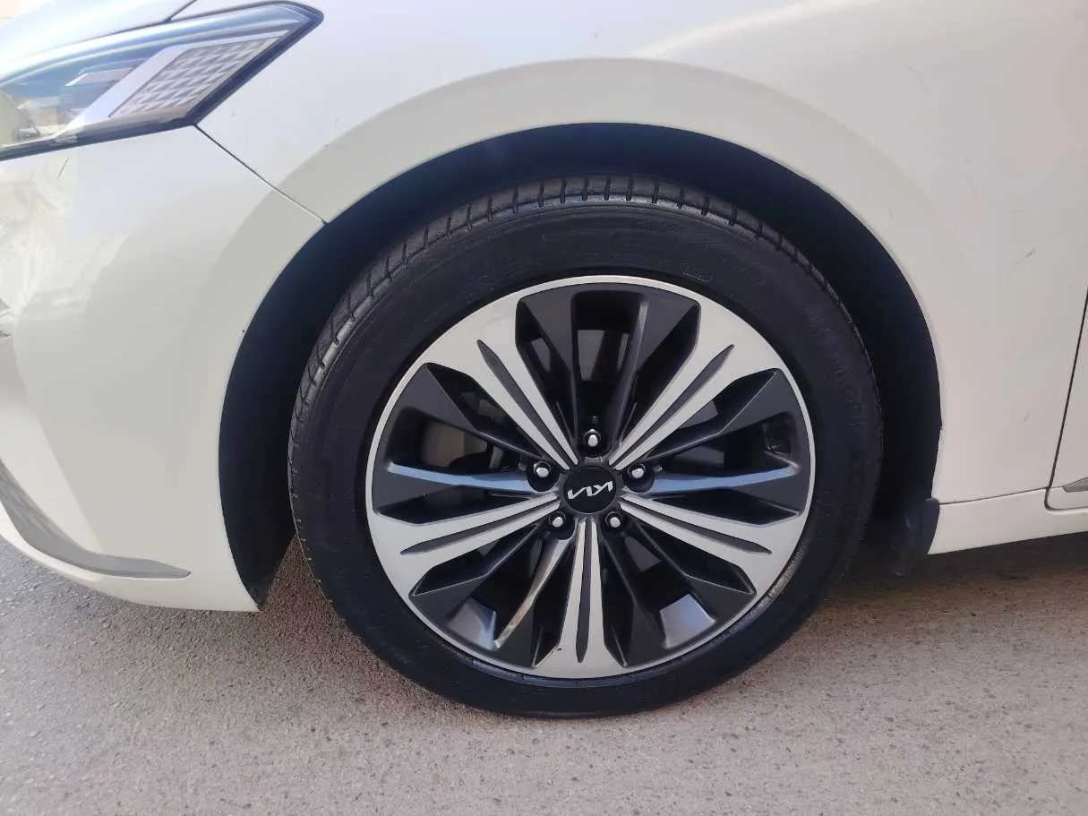 Car image 10