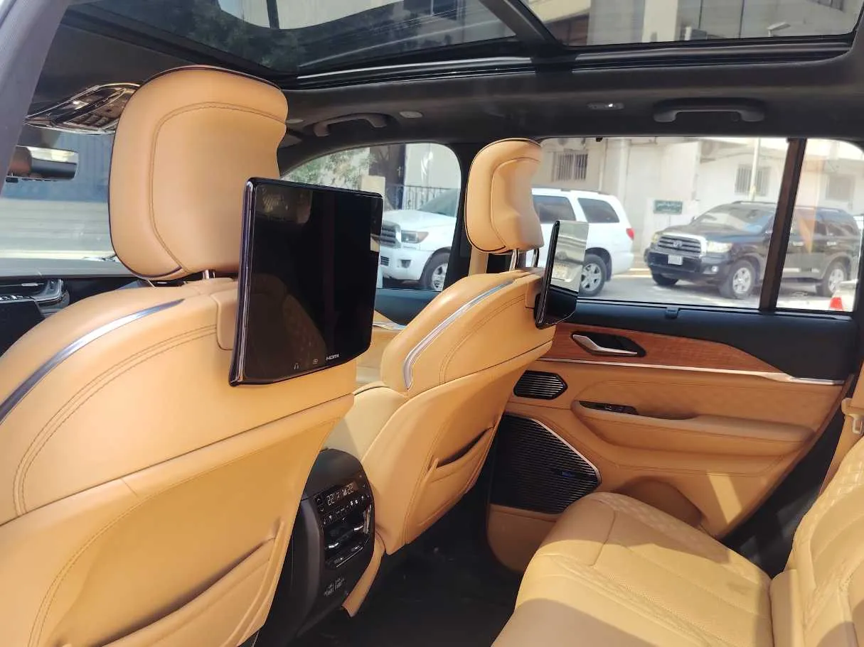 Car image 14