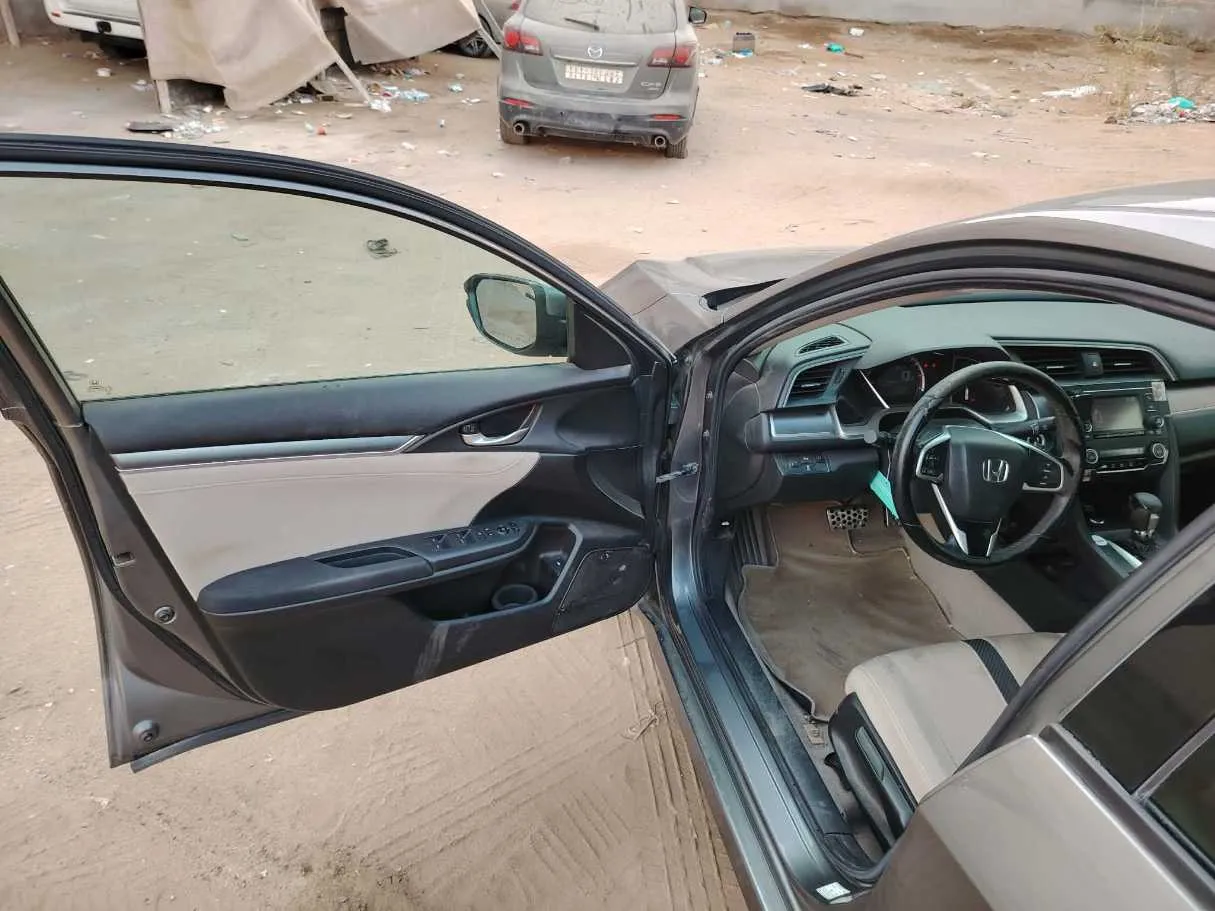 Car image 12