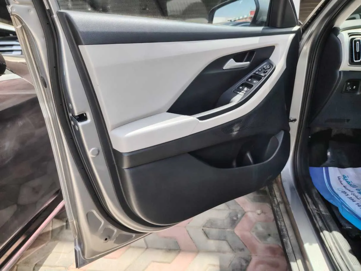Car image 12