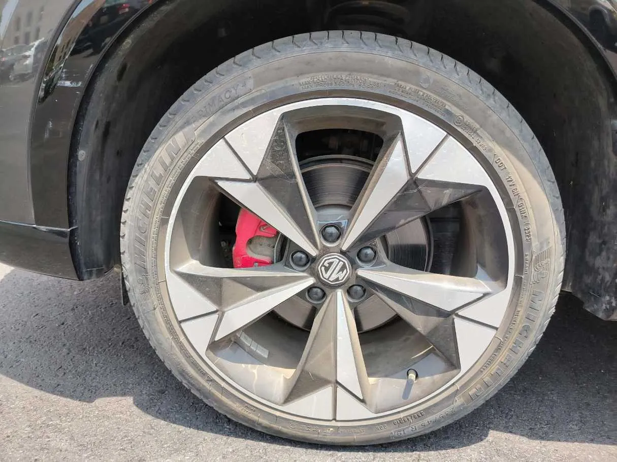 Car image 10