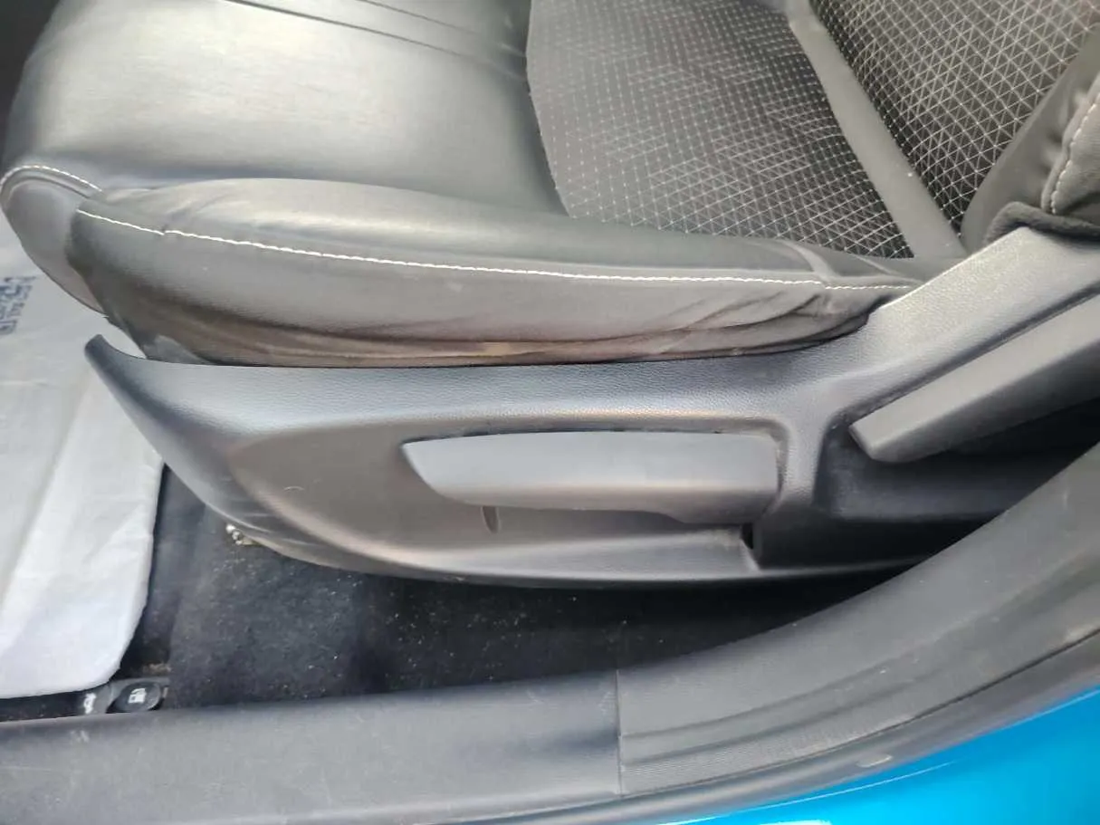 Car image 30