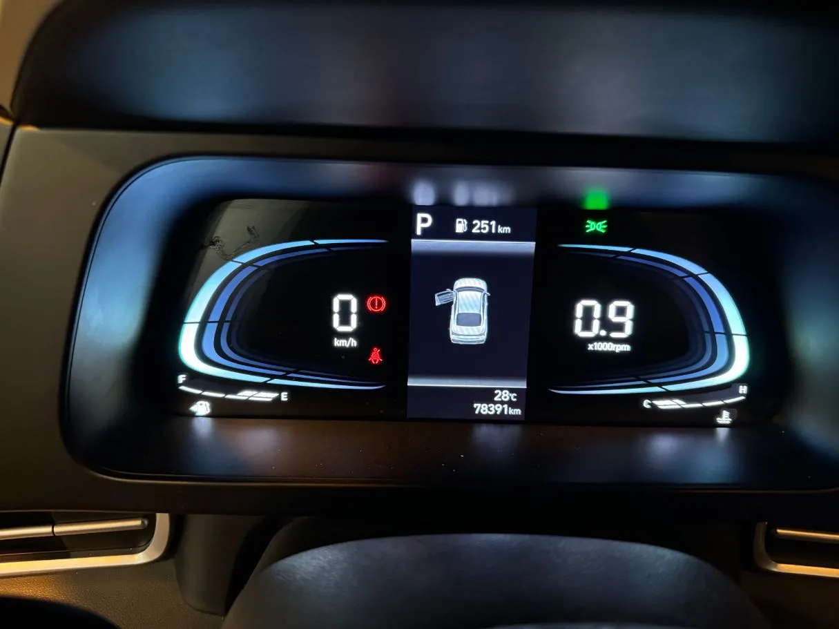 Car image 10