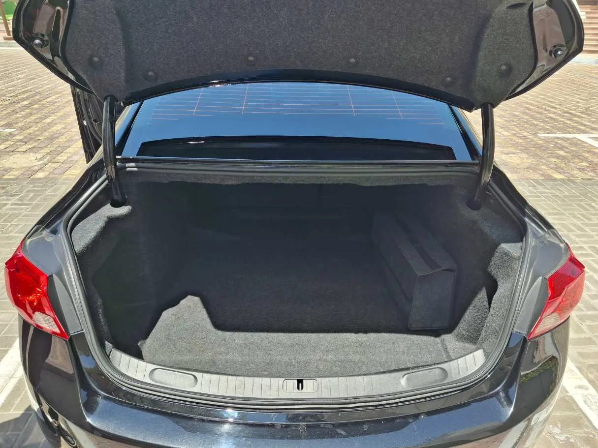 Car image 18