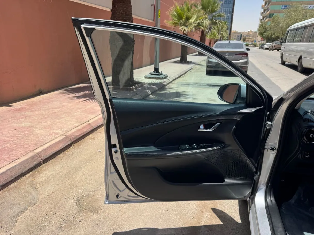 Car image 10