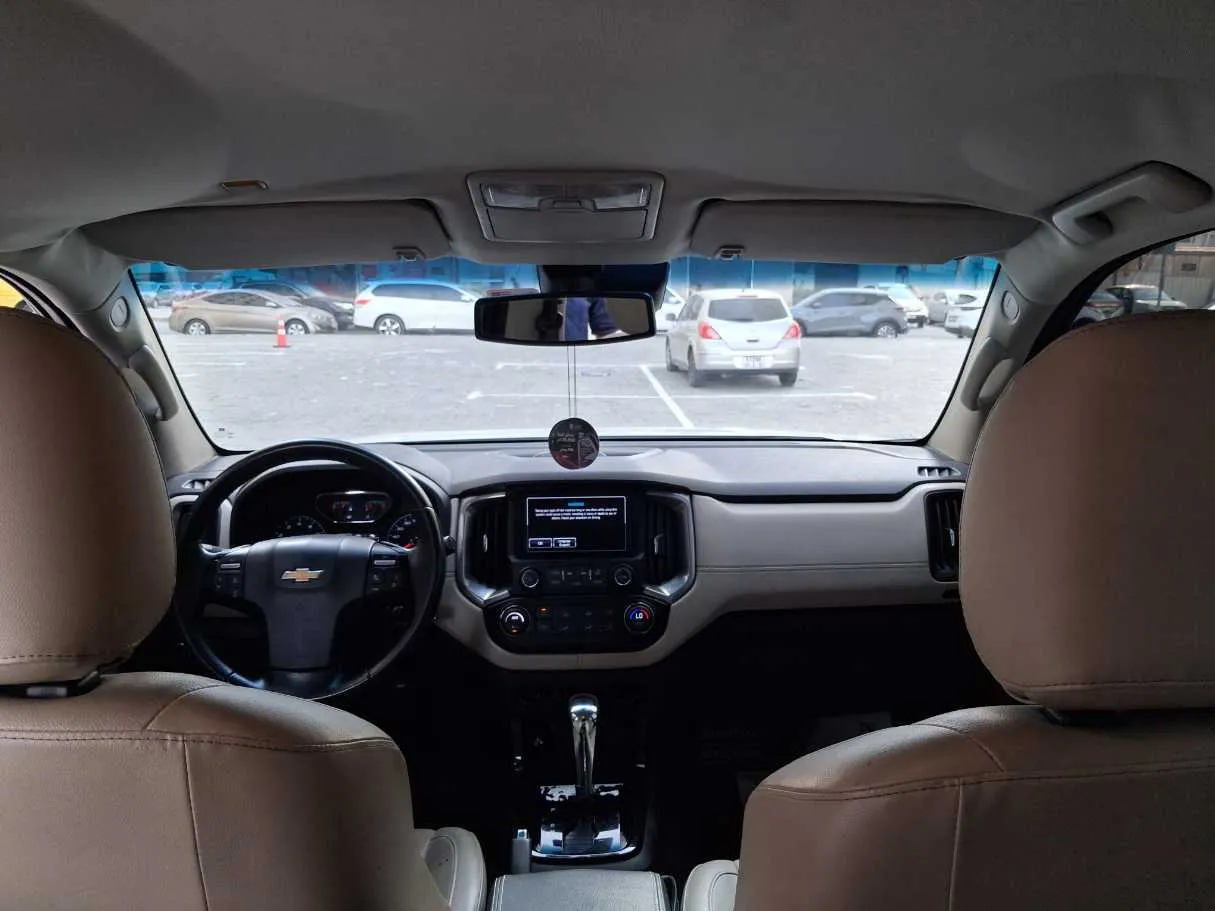 Car image 14