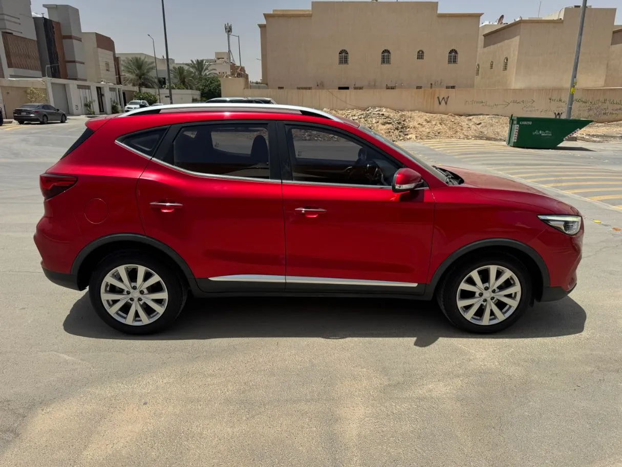 Car image 4