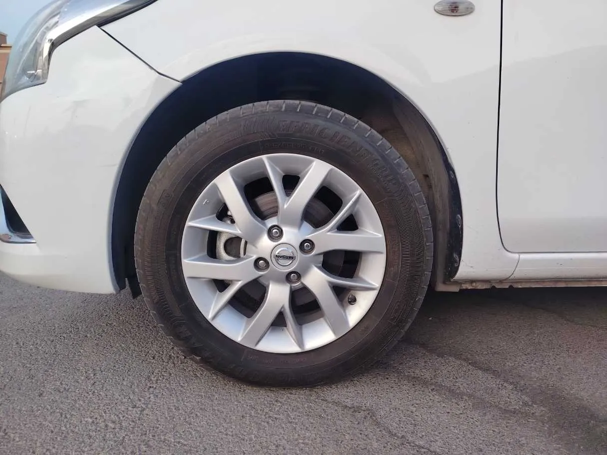 Car image 10
