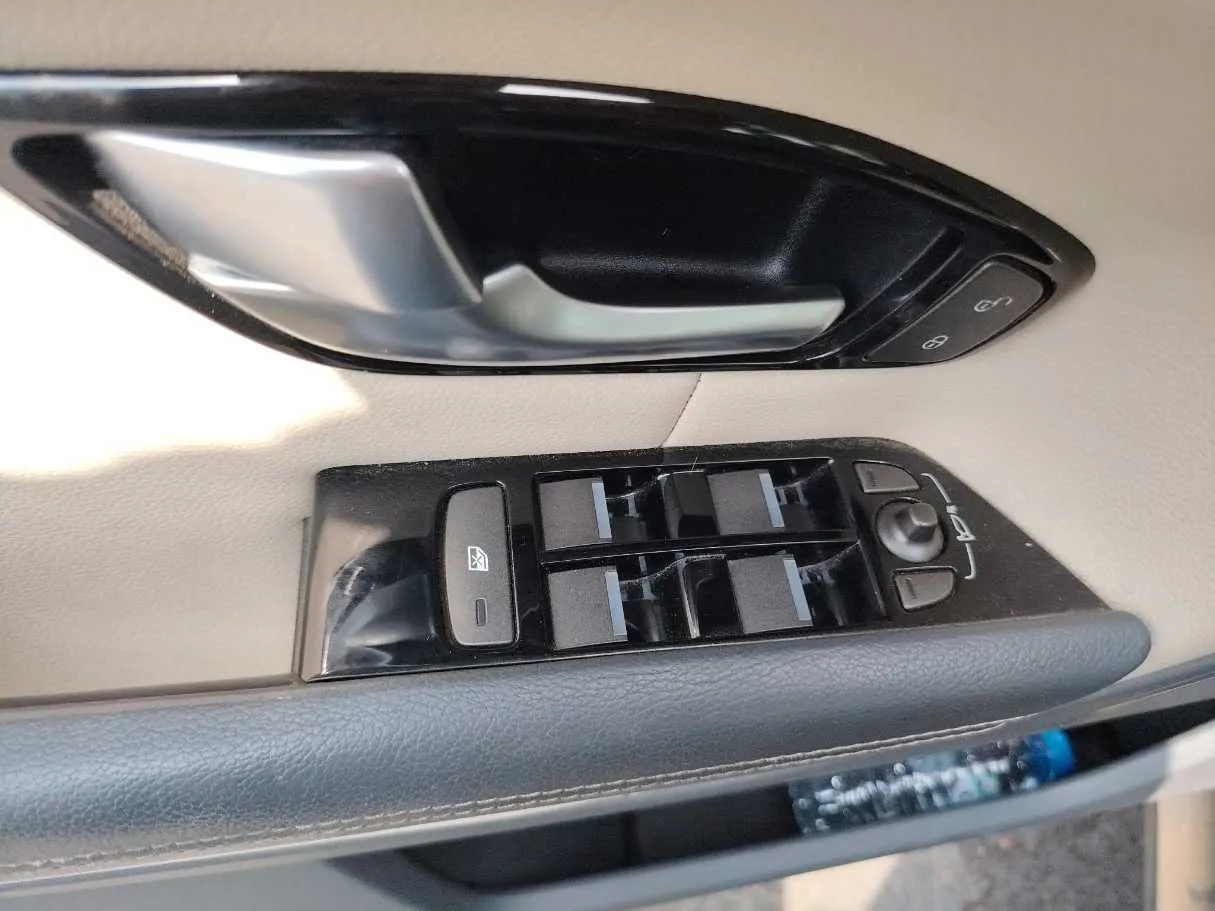 Car image 33