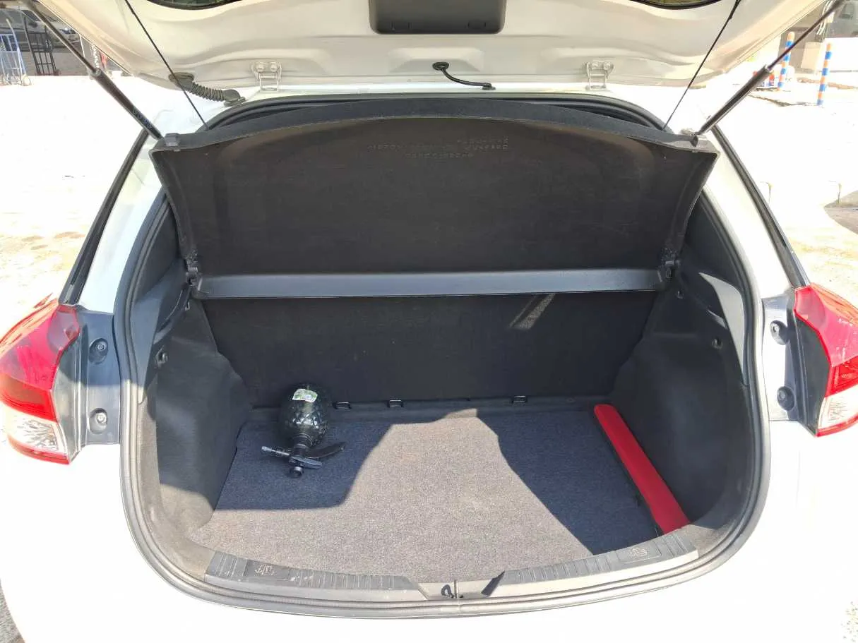 Car image 19