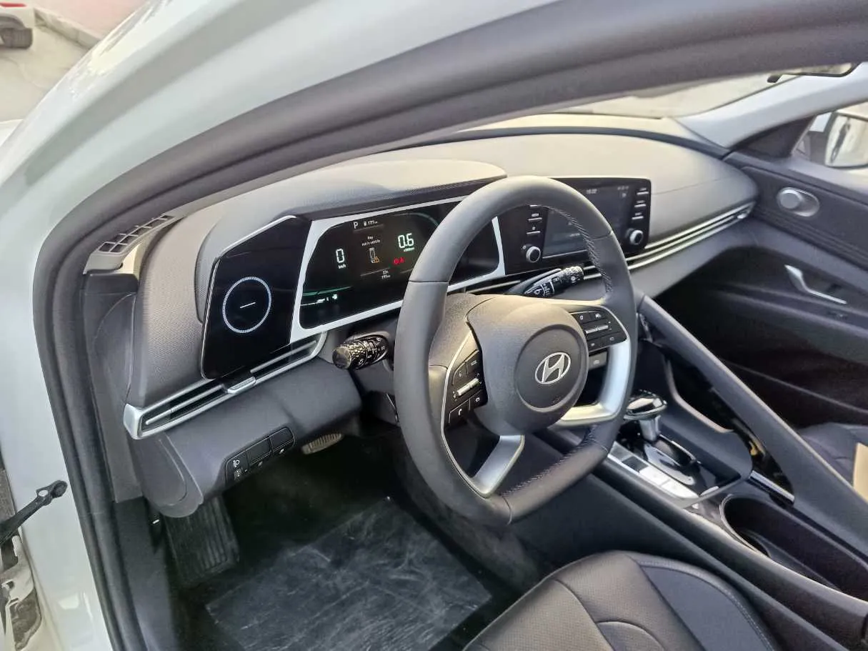 Car image 16