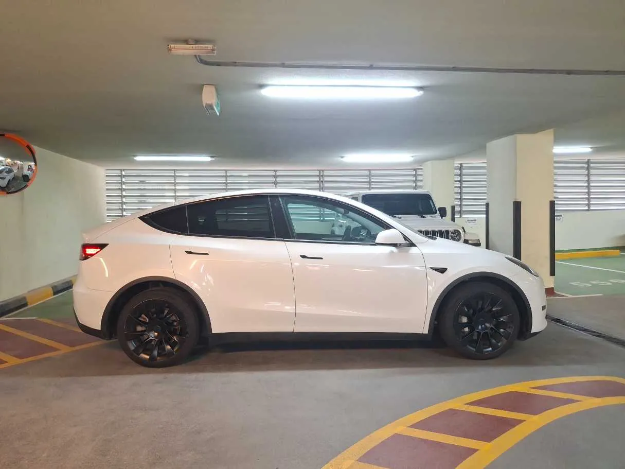 Car image 3
