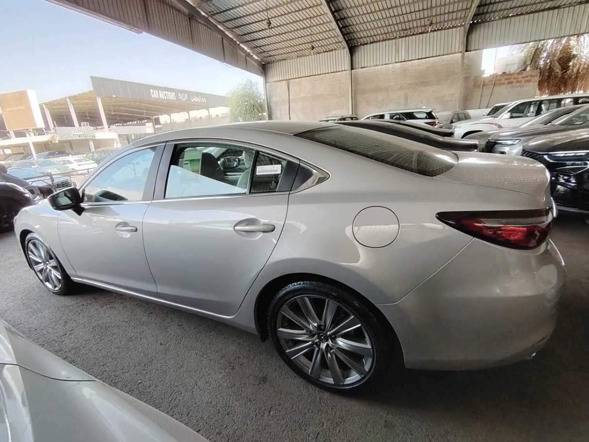 Car image 8