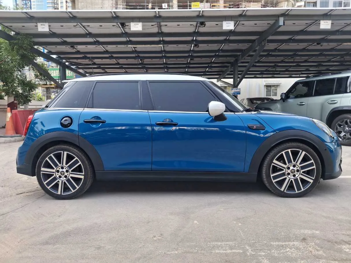 Car image 7