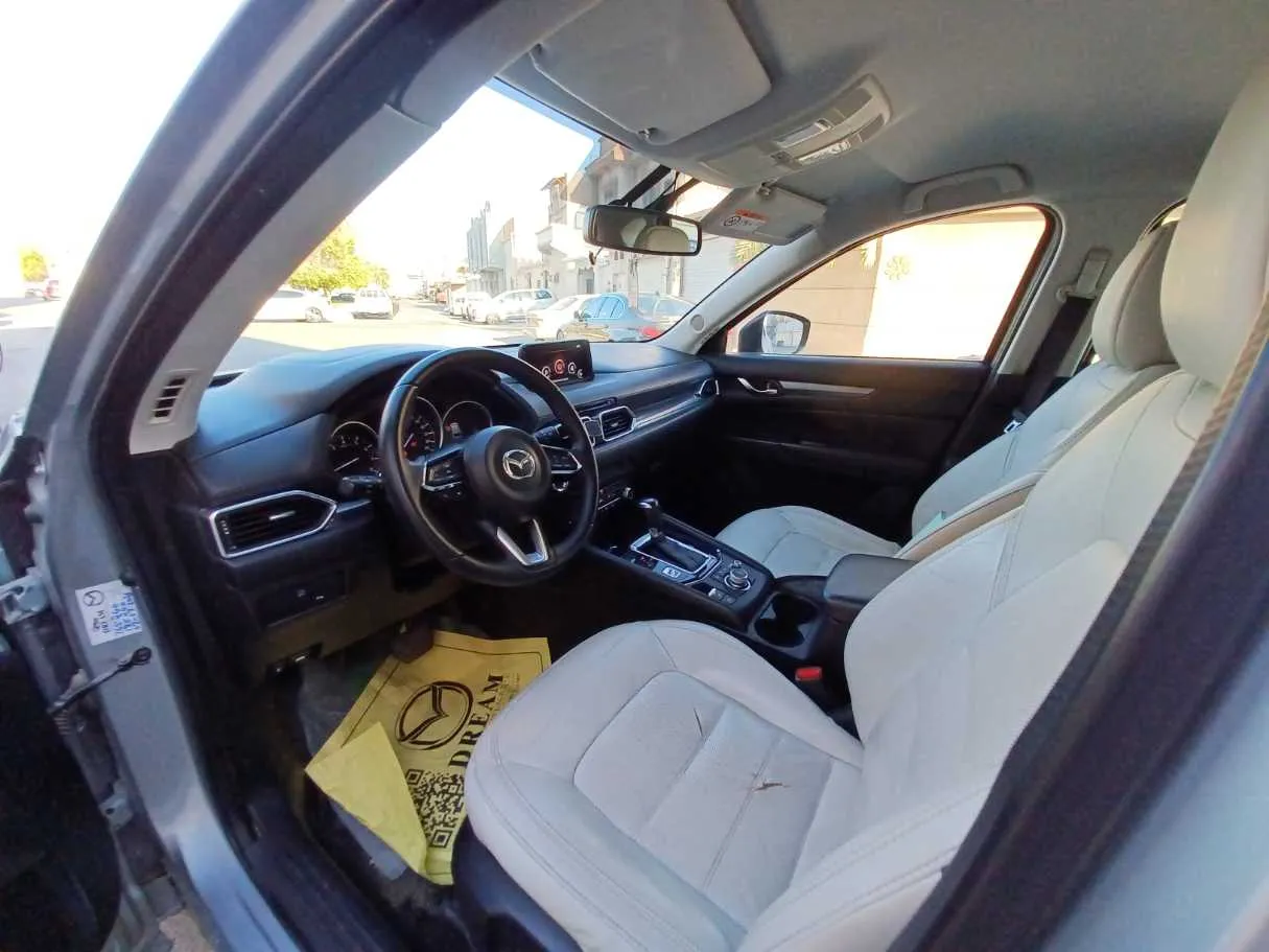 Car image 11