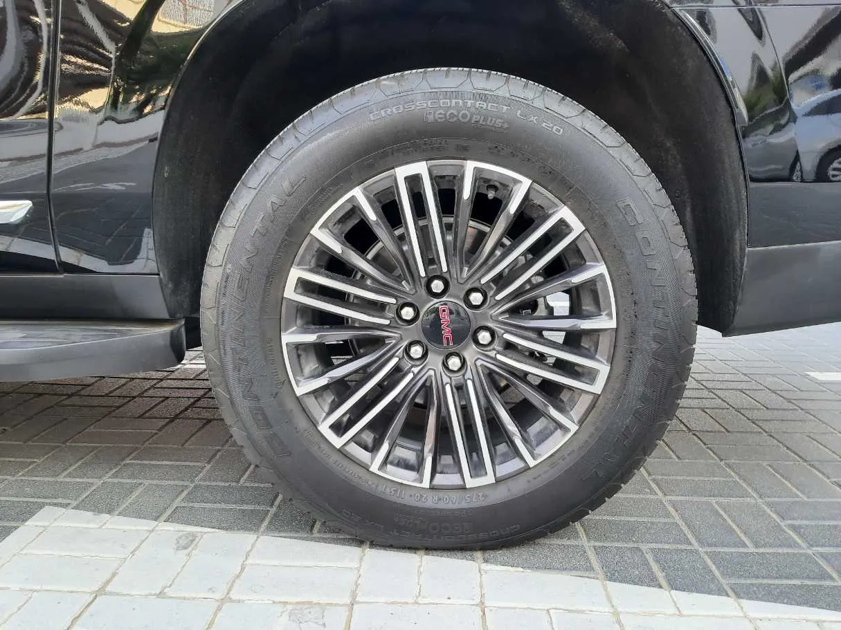 Car image 9