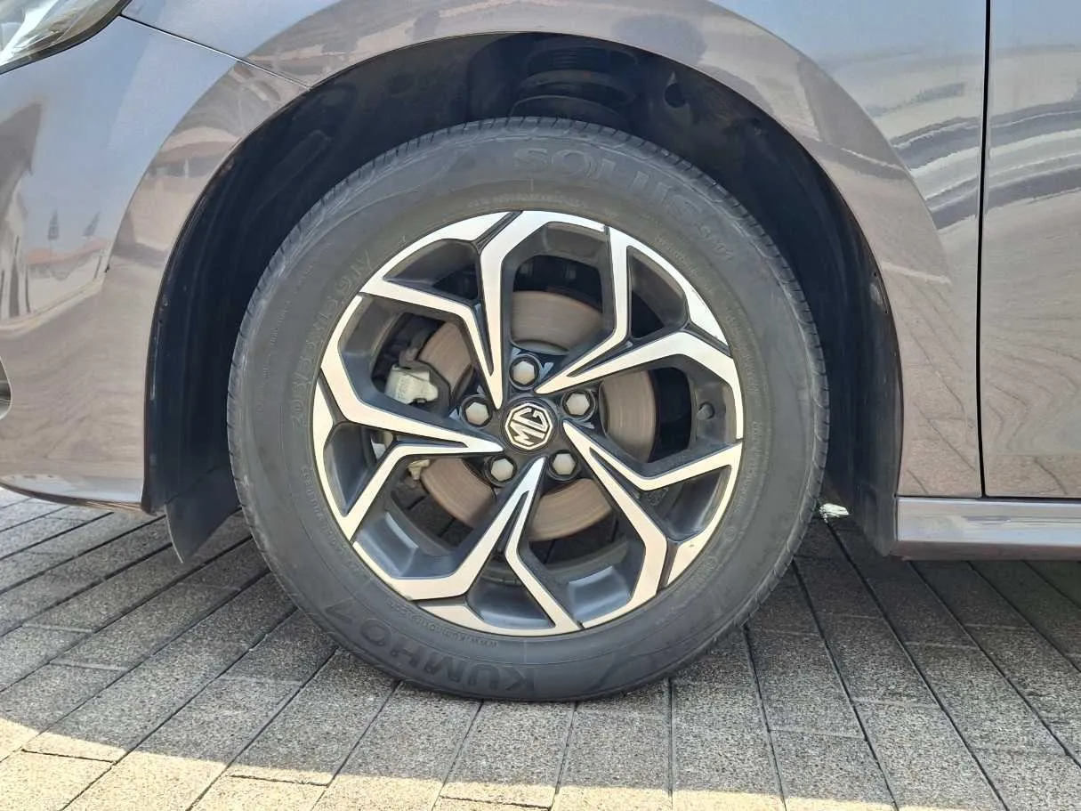 Car image 9