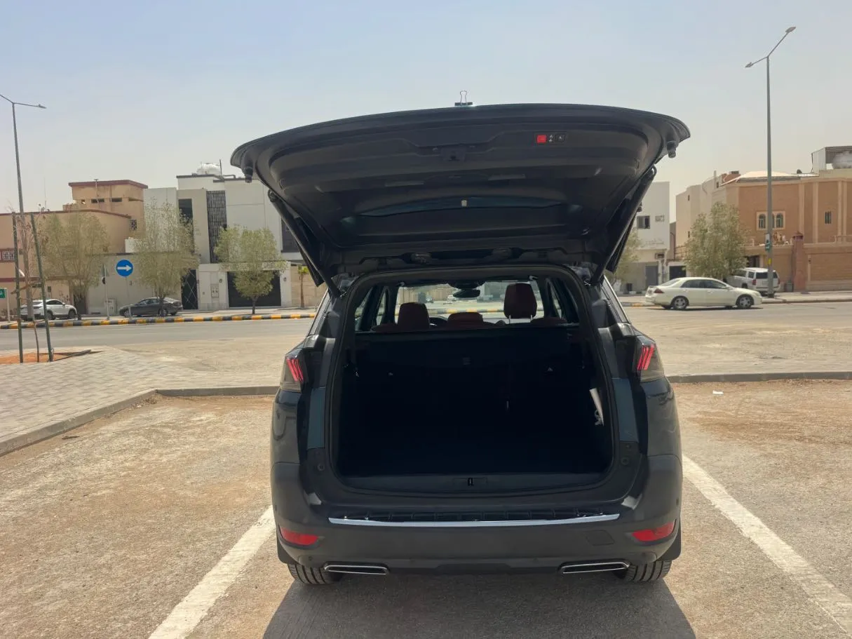 Car image 19