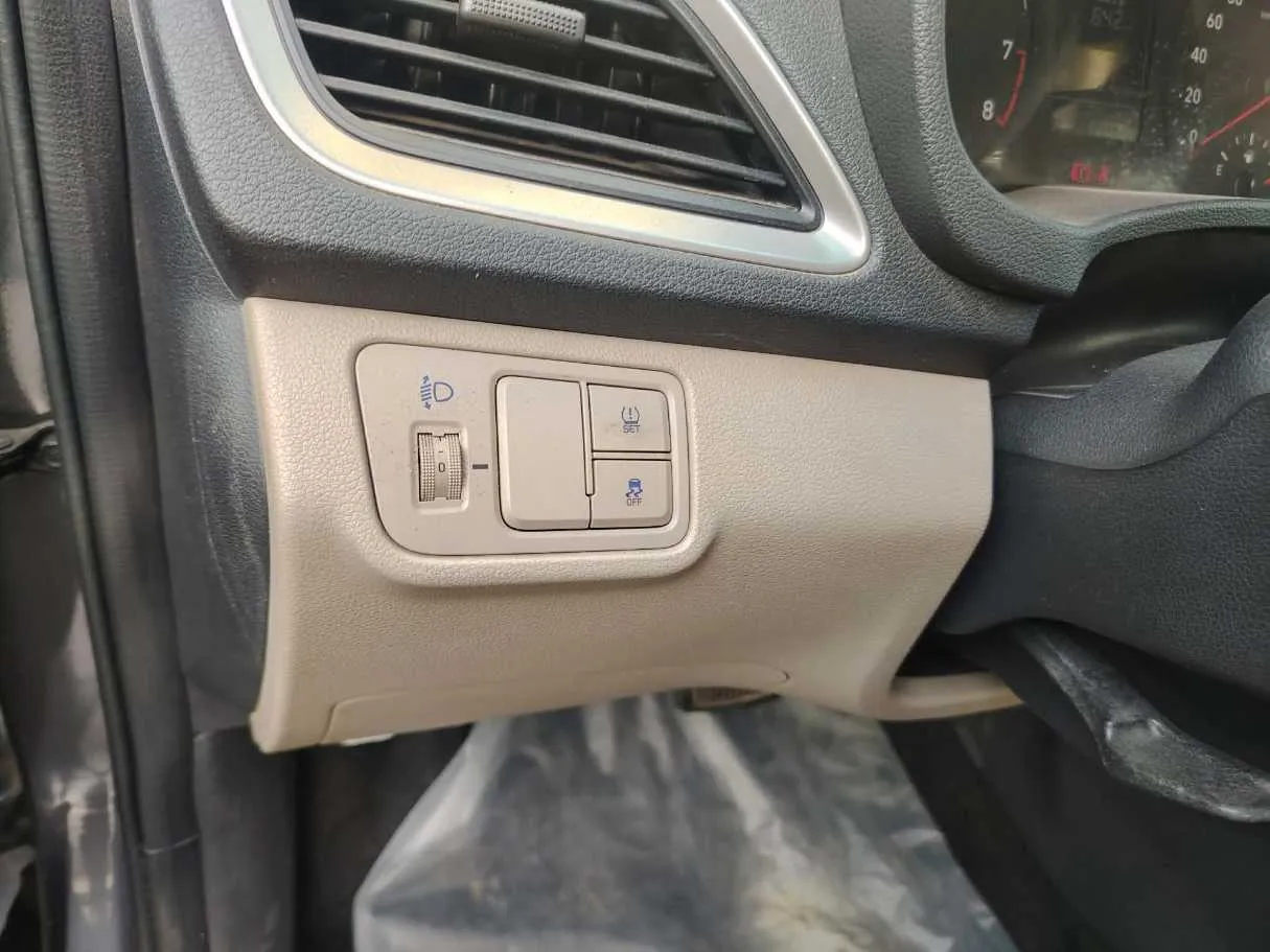 Car image 27