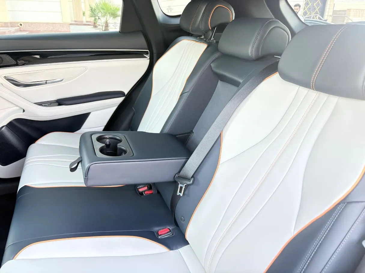 Car image 16